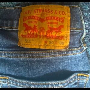 Mens Levi’s straight leg 30x32. Dark wash.